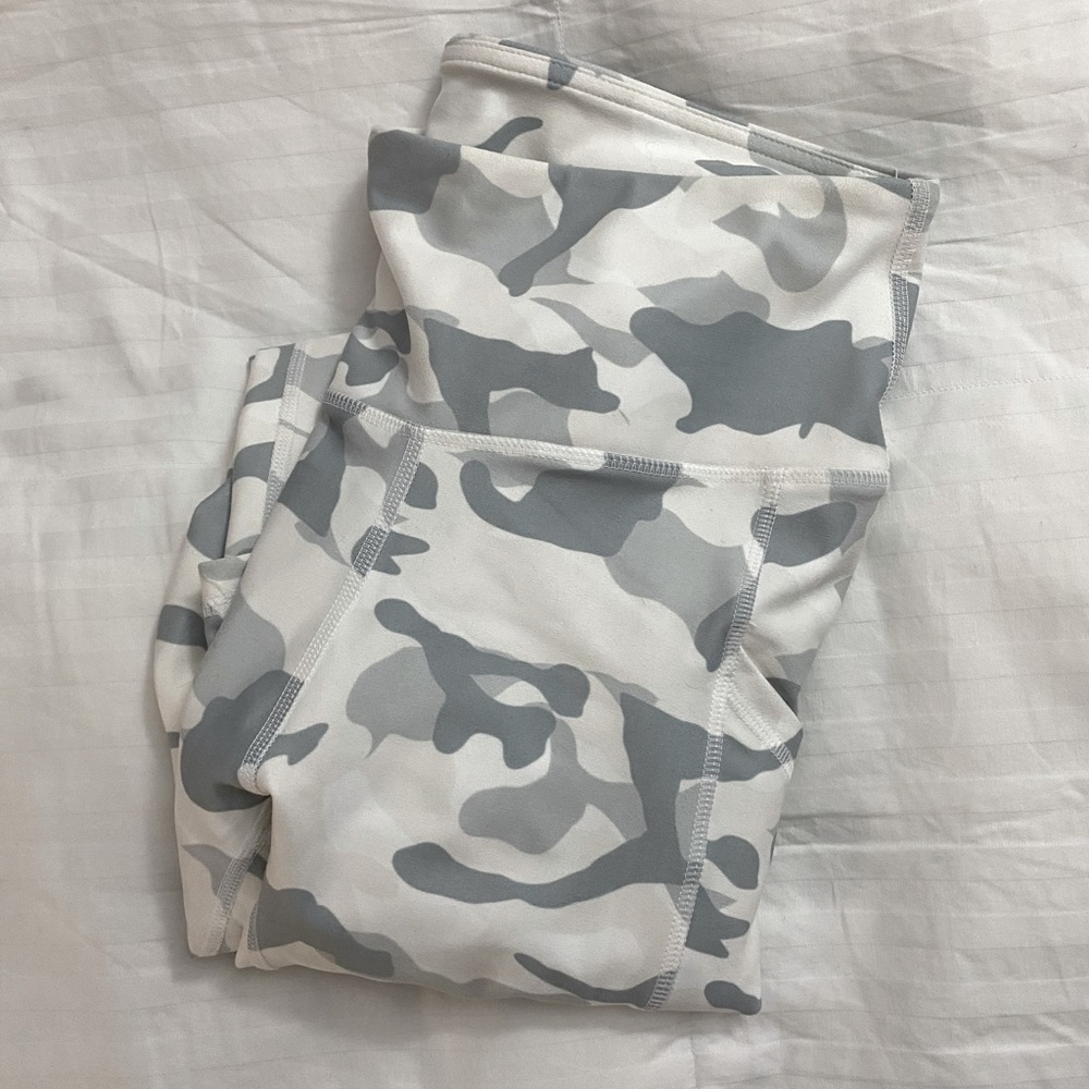 White camo leggings🤍🕊